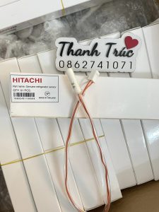 Sensor cảm biến tủ lạnh Hitachi chính hãng full hộp, thiết kế nhỏ gọn, dễ lắp đặt và thay thế, giúp duy trì nhiệt độ ổn định trong tủ lạnh