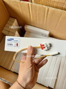 Sensor cảm biến tủ lạnh Samsung chính hãng - phụ kiện đo nhiệt độ chính xác, bảo vệ thực phẩm, tiết kiệm năng lượng, dễ dàng lắp đặt và thay thế, tương thích với các model tủ lạnh Samsung