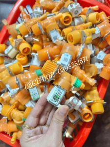 Van cấp nước đôi cam cho máy giặt Samsung với điện áp AC 220-240V, 50/60Hz, và 2 cổng. Sản phẩm giúp điều khiển lượng nước vào máy giặt, đảm bảo máy hoạt động hiệu quả và ổn định.