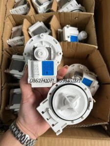 Bơm xả máy giặt Electrolux lồng ngang gài chính hãng, dễ lắp đặt và thay thế, đảm bảo hiệu suất ổn định cho máy giặt cửa ngang